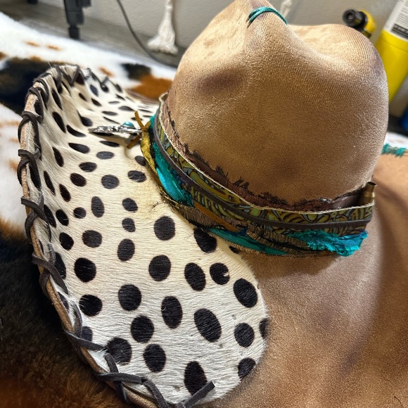 NWT Unique Spotted Cowhide Cowgirl Hat !